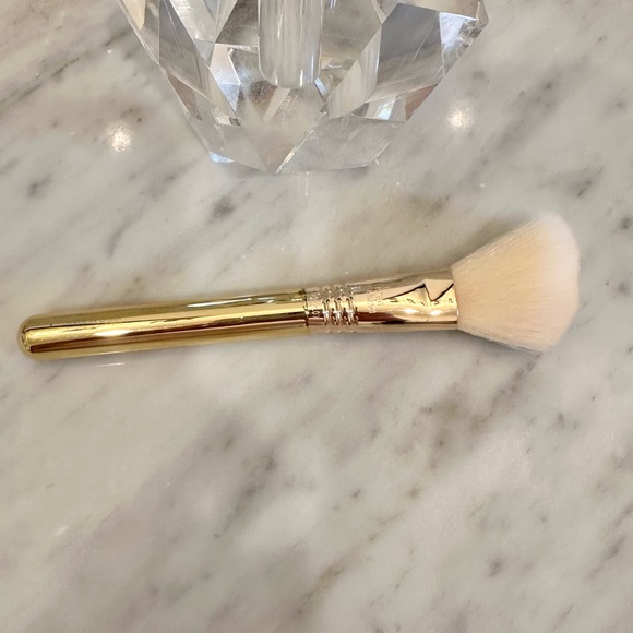 2/$12 * Sigma Large Angled Contour Brush - Picture 1 of 7